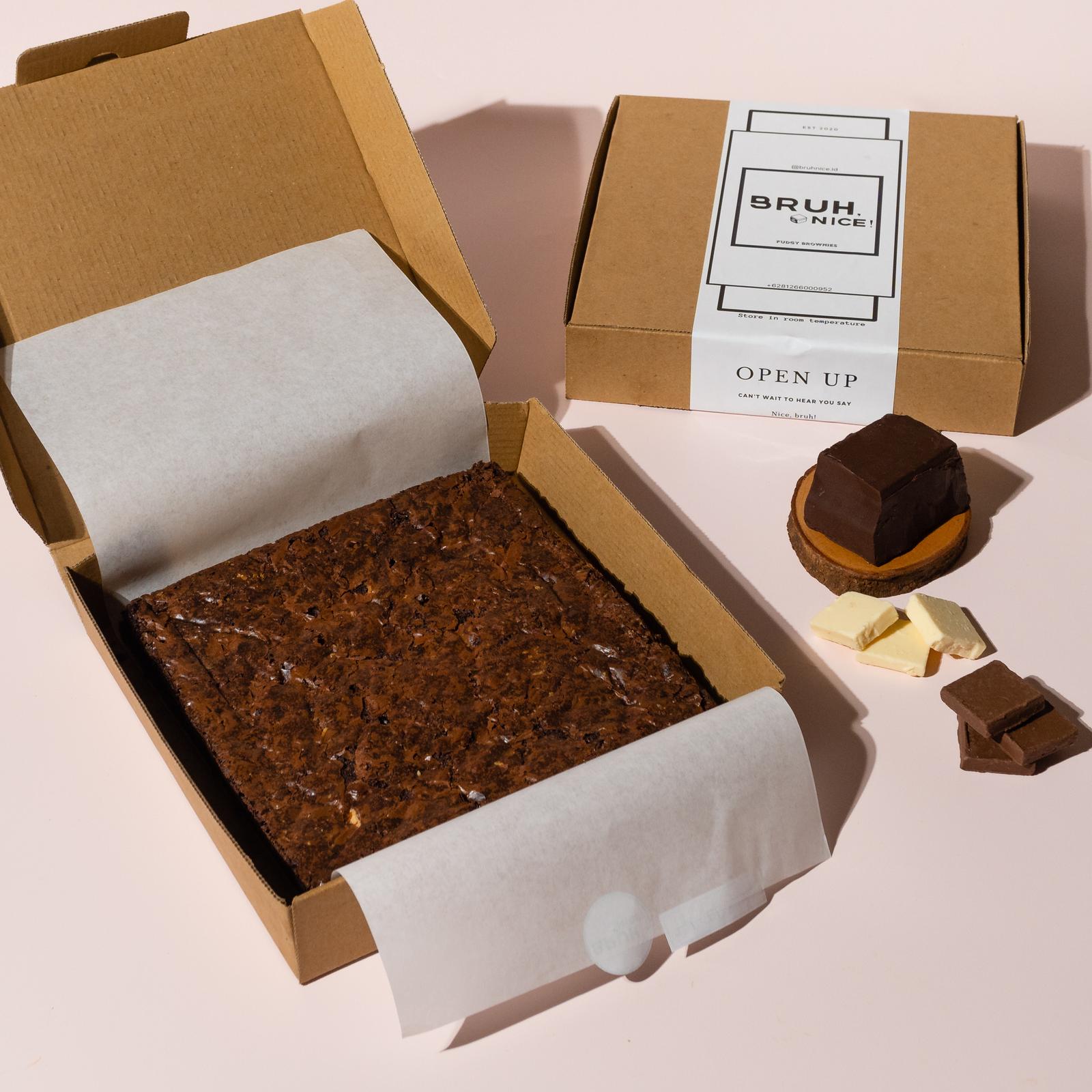 Triple Schoko Fudgy Brownies (Milk, White, Dark Chocolate)